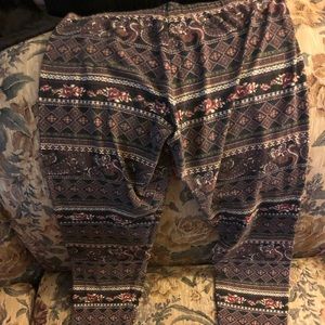 Maroon pattern leggings